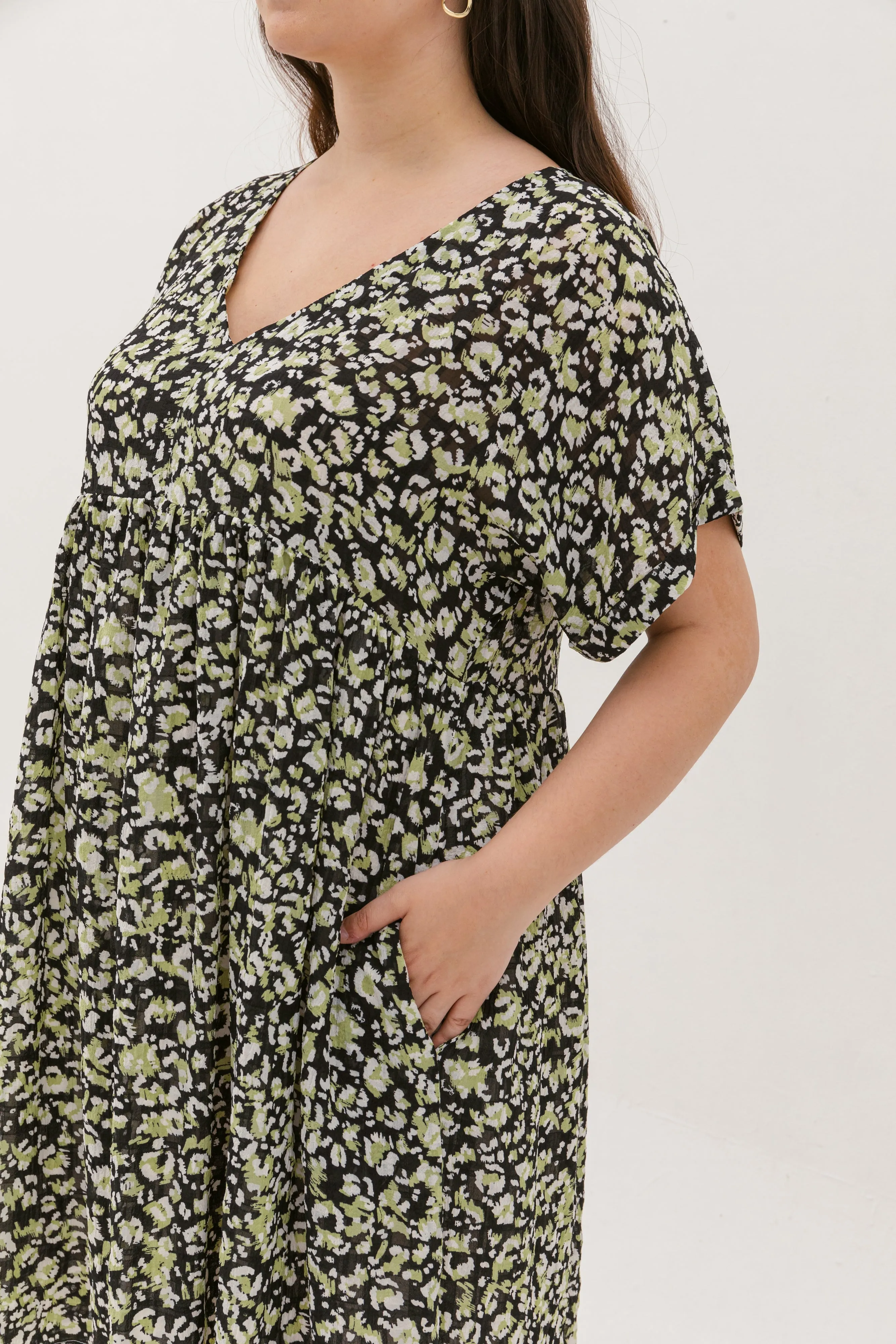 Hannah Babydoll Dress In Black-Green